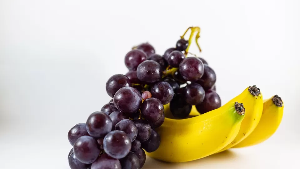Revisa los precios del plátano y la uva, dos de las frutas más versátiles, deliciosas y saludables