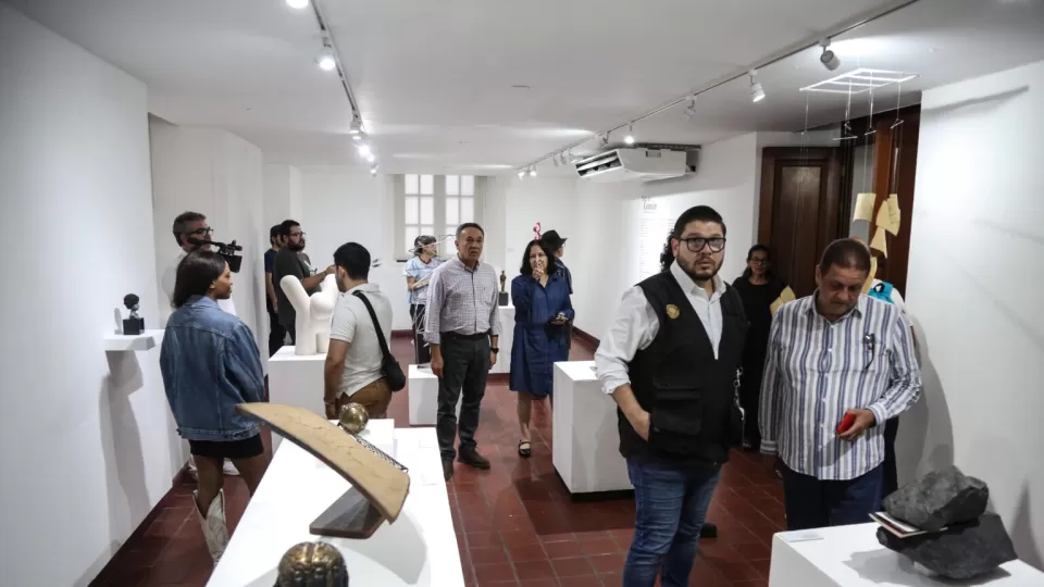 Inauguran en el MASIN una exposición colectiva de escultura "Todo en común"