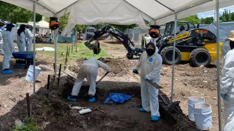 Reinician trabajos de recuperación de cuerpos no identificados en el Panteón 21 de Marzo en Culiacán