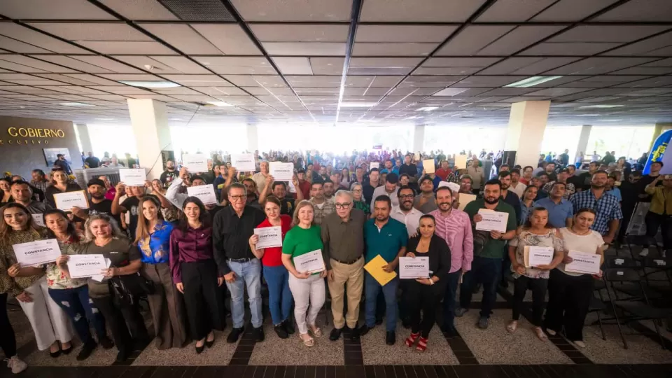 Entrega gobernador equipamiento para oficios del programa Saber Hacer