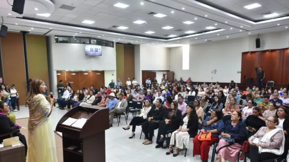 Presentan Cartilla de Derechos de las Mujeres en el Congreso del Estado