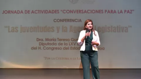 Diputada Tere Guerra sostiene charla sobre construcción de paz con jóvenes de la UAdeO