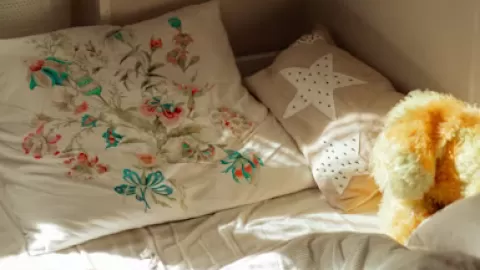 Dormir entre pantallas y luces: un riesgo elevado para tu salud cardiovascular, según recientes estudios