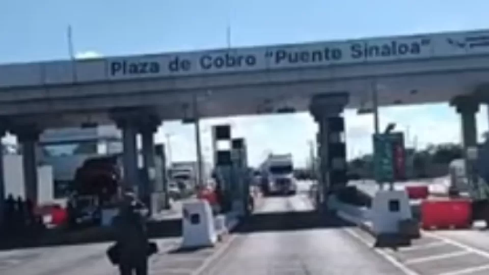 Campesinos cierran por 72 horas la caseta de Cuatro Caminos en Guasave exigiendo precio justo para el maíz