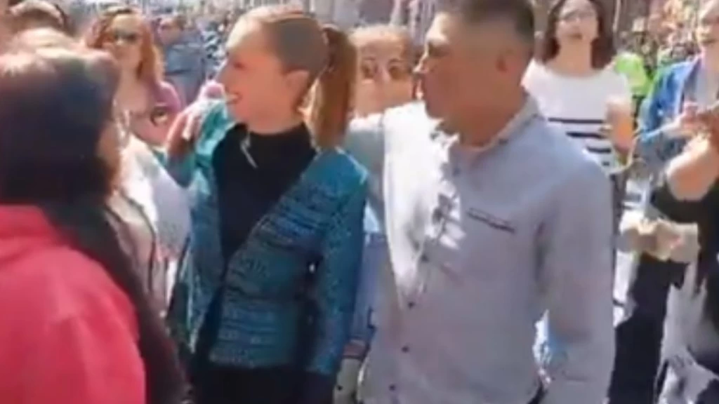 Acoso a Sheinbaum en el Centro Histórico: un hombre la toca durante recorrido público en CDMX