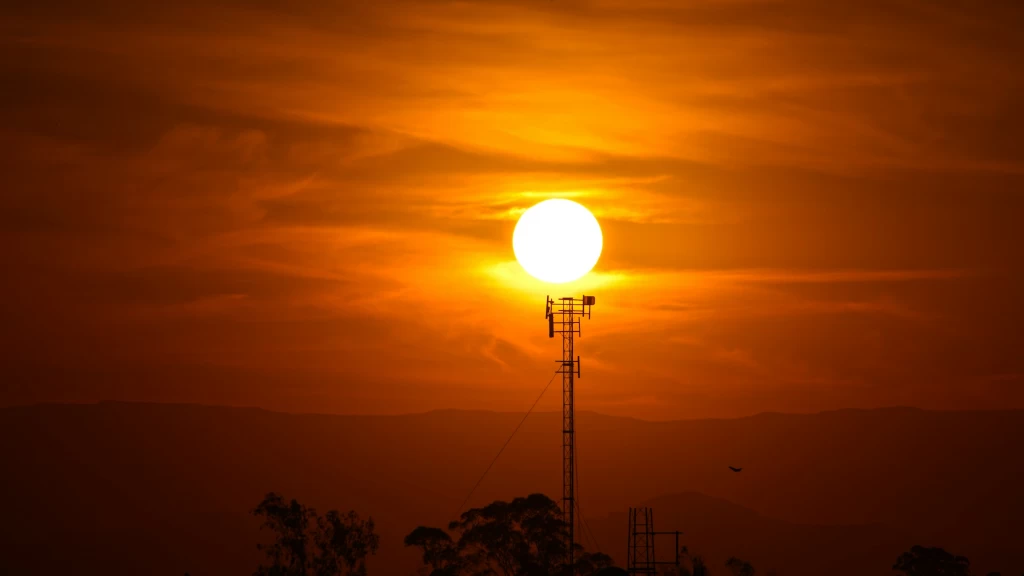Alerta global: fuerte tormenta solar podría perturbar comunicaciones esenciales