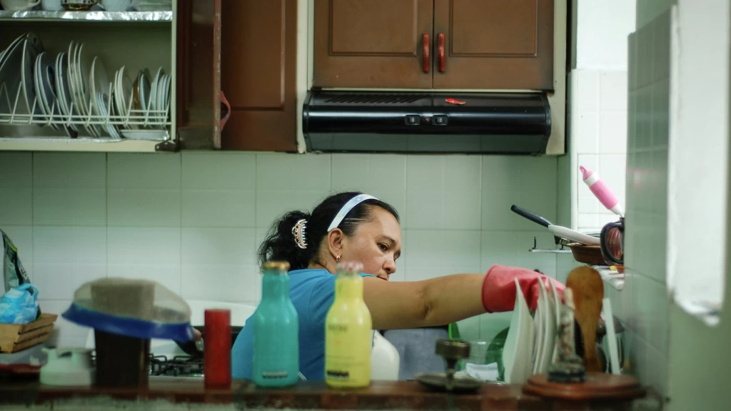 Doble carga: mexicanas dedican casi el doble de tiempo a labores del hogar que a su empleo formal