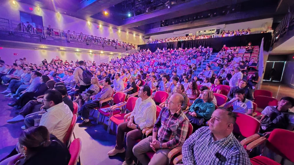 Sergio Mario Arredondo presenta libro de Héctor Ponce en Feria del Libro de Culiacán. Asiste Gobernador.
