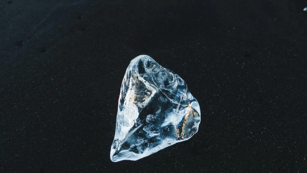 ¡Inédito! Hielo Sin Frío: Científicos Crean Nueva Fase del Agua a Temperatura Ambiente que Revoluciona la Materia