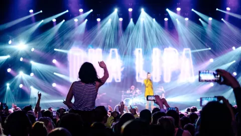 Impacto Dua Lipa en CDMX: Conciertos Disparan 97% Búsqueda de Alojamiento y Revitalizan Turismo Local