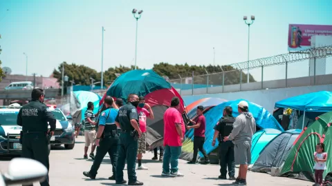 El 'Congelamiento Fronterizo' de Trump Transforma México en Zona de Contención Migratoria: Impacto Económico y Tensa Respuesta de Sheinbaum