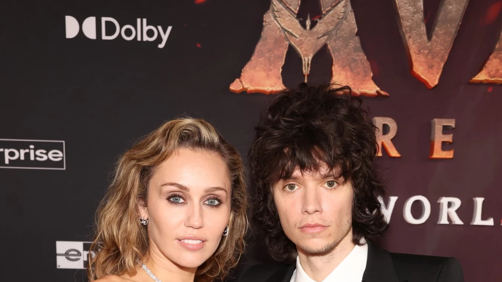 Miley Cyrus y Maxx Morando Confirman Compromiso: El Deslumbrante Anillo de Diamantes que Cautivó en Los Ángeles