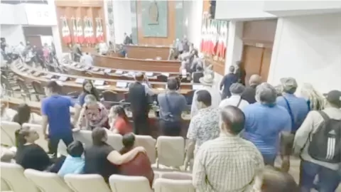 Colectivo de jubilados de la UAS tomó esta mañana de manera permanente el Congreso del Estado de Sinaloa