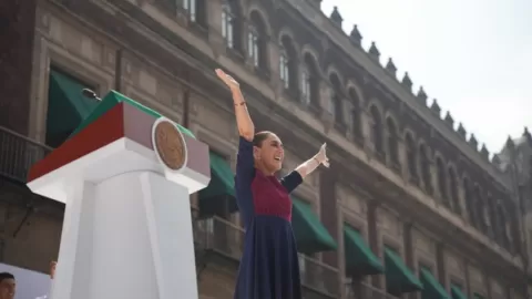 Ante 600 mil personas en el Zócalo, Presidenta sostiene: México avanza con dignidad, justicia, unidad y con la fuerza invencible del pueblo