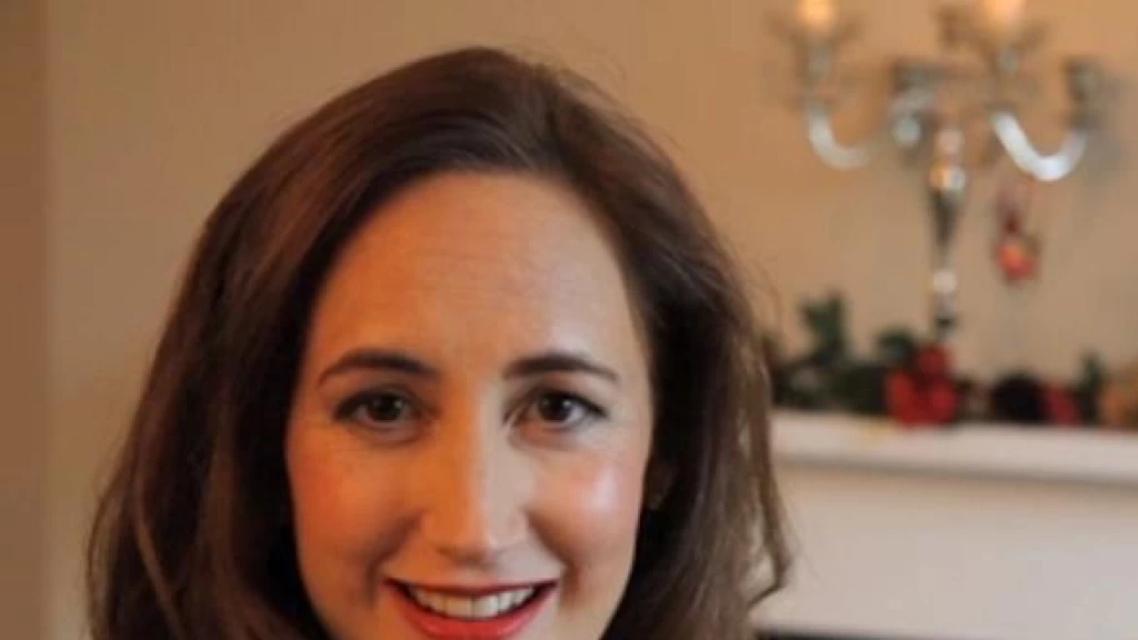 Luto Mundial: Fallece Sophie Kinsella, Reina de 'Shopaholic', a los 55 años tras valiente lucha contra el cáncer cerebral. El mundo literario lamenta su partida.