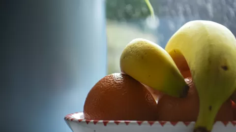 Limón, naranja y plátano: frutas con perfiles nutricionales distintos que ofrecen vitaminas y minerales esenciales para la salud