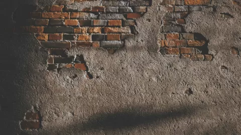 El arquitecto que resolvió la humedad para siempre: el truco viral con papel aluminio que funciona