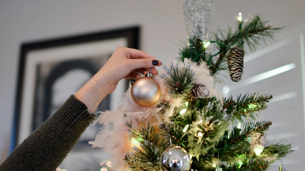 Navidad 2025: La Fusión Perfecta de Tonos Neutros, Metálicos Brillantes y Acentos Vibrantes que Dominarán la Decoración de tu Árbol