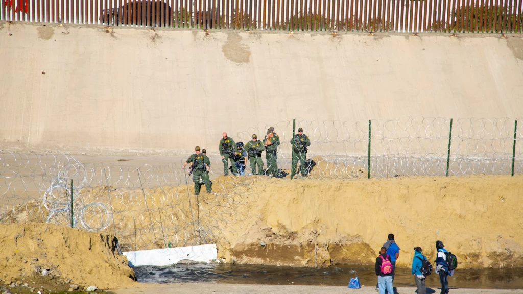 Estados Unidos Triplica Incentivo para "Autodeportación" a Migrantes Antes de Fin de Año