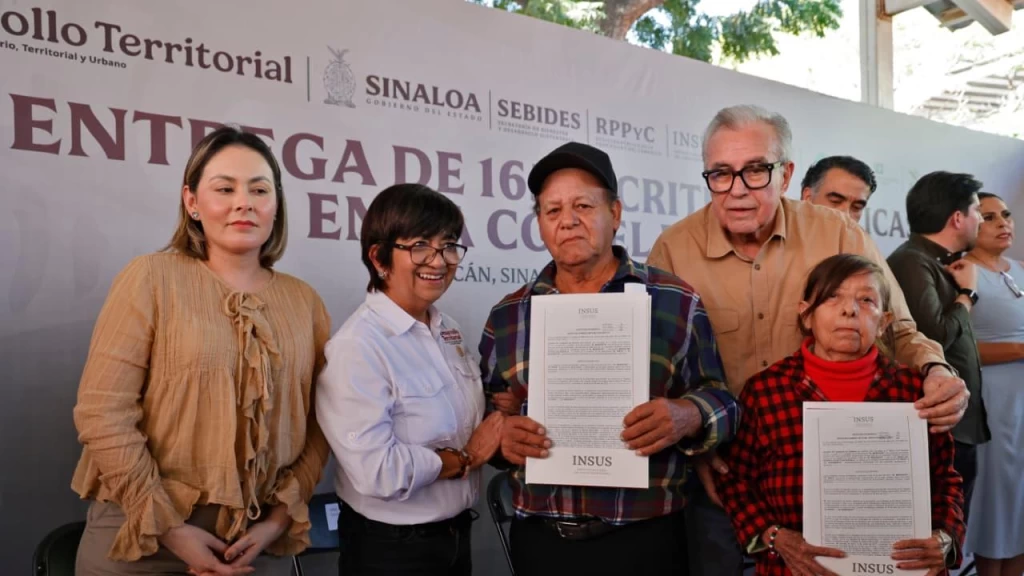 Gobernador Rocha Moya da certeza jurídica a familias de El Ranchito, al entregarles escrituras de sus viviendas