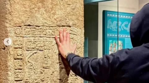 Bad Bunny Amonestado: INAH Reprende al Artista por Tocar Pieza Arqueológica en Museo de Antropología de CDMX; ¿Fama sobre el Patrimonio?
