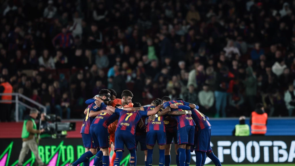 Deportes al Día: Derbi Espanyol-Barça bajo máxima seguridad, fallecimiento de Enrique Collar, regresos clave en Real Madrid y Atlético, y el estado de Anthony Joshua tras trágico accidente