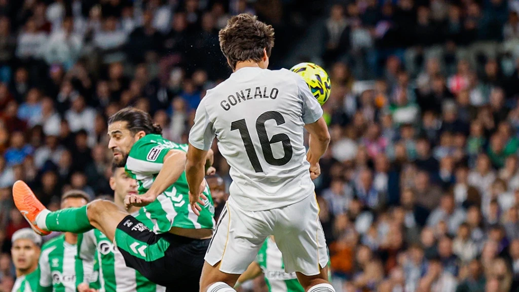 ¡Hat-trick histórico! Gonzalo García lidera la goleada 5-1 del Real Madrid ante el Betis y reactiva a Xabi Alonso en la carrera por LaLiga