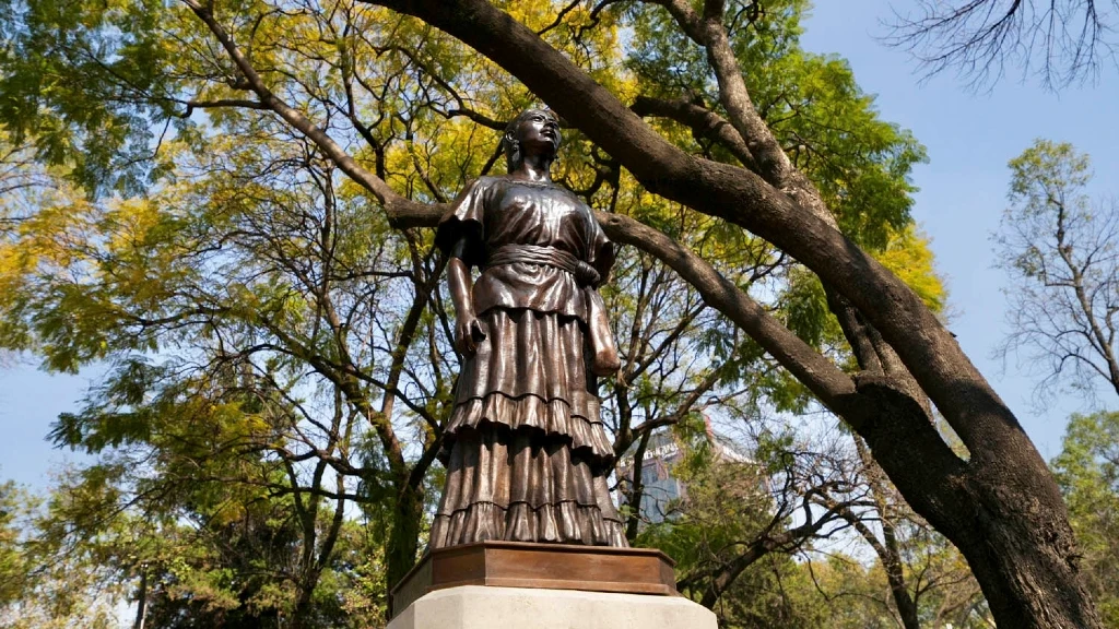 Develación de esculturas de mujeres ancestras en el Paseo de las Heroínas, símbolo firme contra el racismo, clasismo y machismo: Presidenta