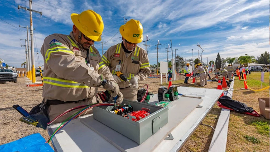 CFE Activa 'Meganoticia Feliz' en 2026: Millones de Mexicanos y Empresas Beneficiados