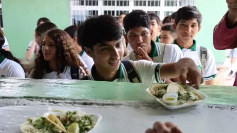 Gobierno de Sinaloa fortalece la permanencia escolar con más de 30 mil desayunos para juventudes