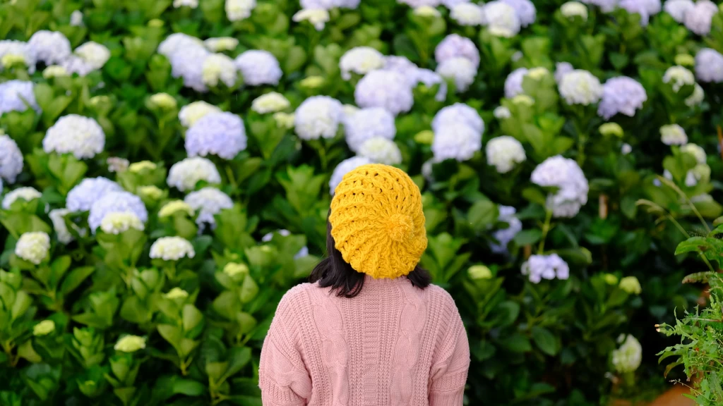 Casquette de Crochet: El Reinado Artesanal que Define la Moda 2026 y Conquista Pasarelas y Street Style Global