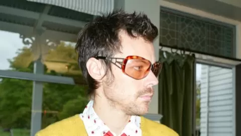 Harry Styles Revela 'Kiss All The Time. Disco, Occasionally': Nuevo Álbum Llega en 2026 Tras Misteriosa Campaña y Cambio de Imagen en Redes