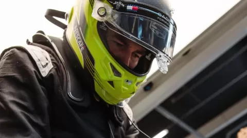 ¡Histórico! Checo Pérez Estrena el Monoplaza de Cadillac F1 en Silverstone