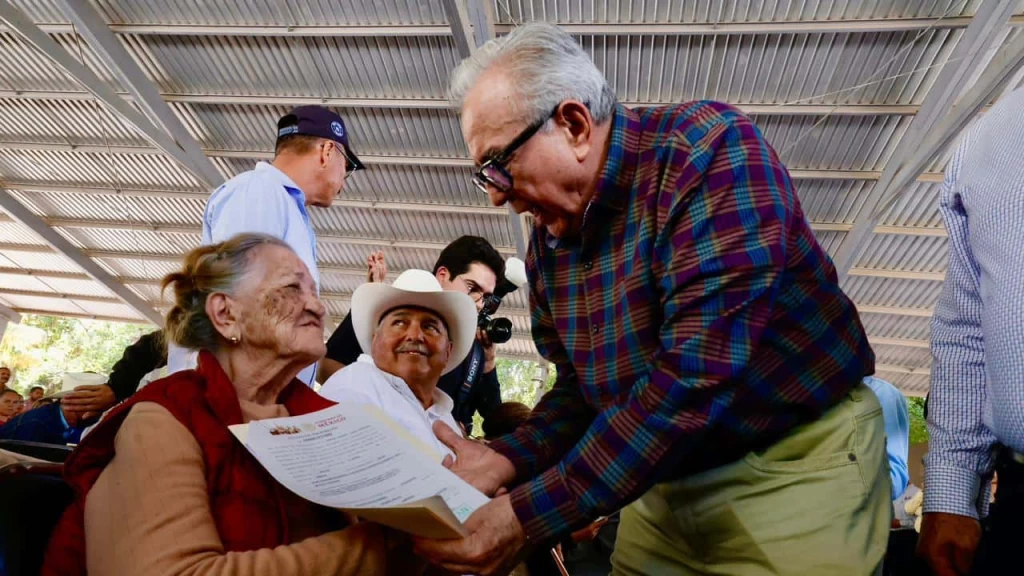 “Reciban con felicidad documentos que les brindan certeza jurídica”; expresa gobernador Rocha a familias sinaloítas