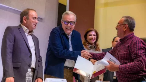 Gobernador Rocha encabeza entrega de 57 gratificaciones por jubilación a personal de COBAES