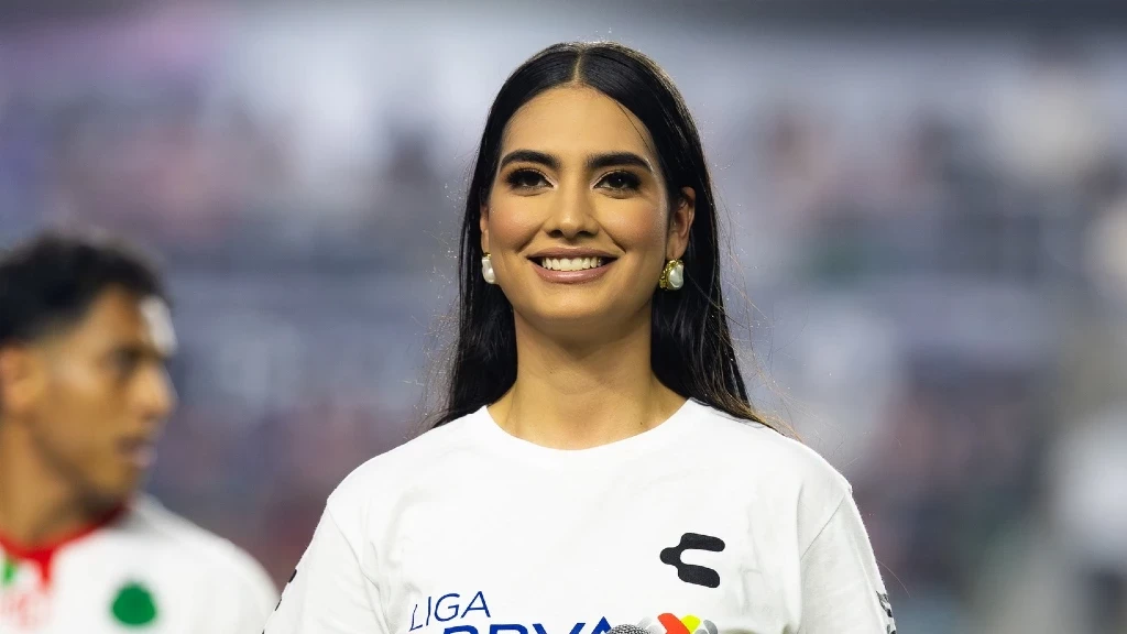 Anahí I, la Reina del Carnaval de Mazatlán, Causa Sensación Mundial en la Liga MX y Enciende las Redes Sociales desde el Estadio El Encanto