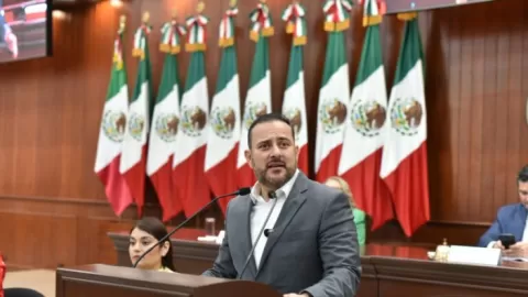 Reduce trámites y costos una licencia permanente: Morena, PRI y PAN