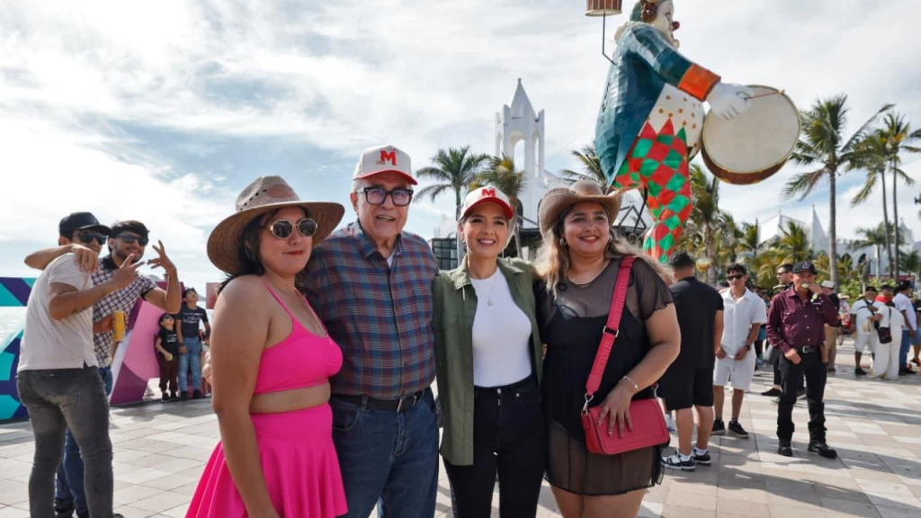 Gobernador Rocha Moya da la bienvenida a turistas que disfrutan del Carnaval Internacional de Mazatlán