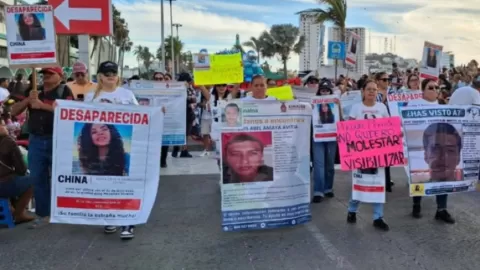 Familias de Desaparecidos Toman el Desfile del Carnaval de Mazatlán para Visibilizar su Lucha por Justicia