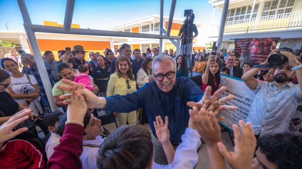 “No hay nada más bonito que inaugurar escuelas”, asegura Rocha; al poner en marcha la secundaria ETI 101 en Valle Alto