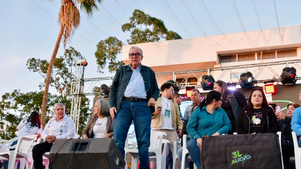 Rocha Moya acompañó a más de 120 mil personas durante el desfile del Carnaval Guamúchil 2026