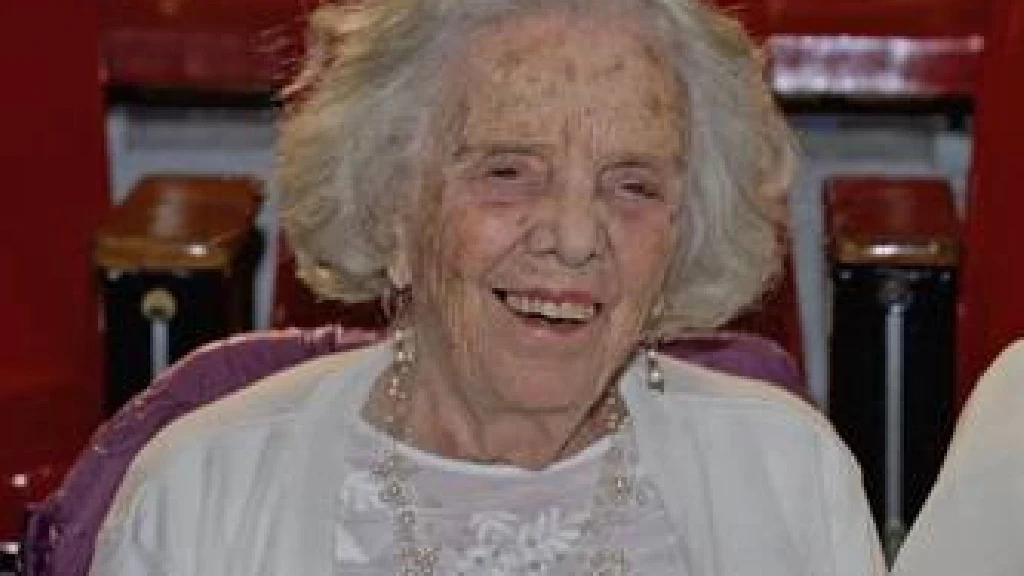 Sheinbaum Desmiente Muerte de Elena Poniatowska en la Mañanera: 'No Asusten, Le Enviamos Nuestro Cariño a Elenita'