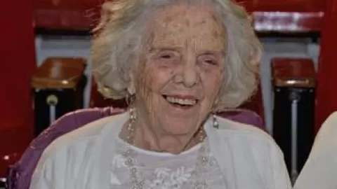 Sheinbaum Desmiente Muerte de Elena Poniatowska en la Mañanera: 'No Asusten, Le Enviamos Nuestro Cariño a Elenita'