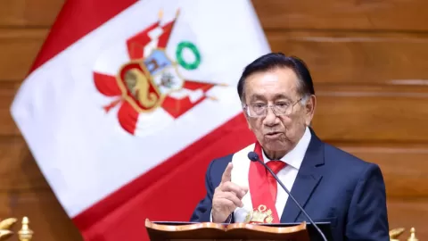 Perú: José María Balcázar asume la presidencia interina tras polémica destitución de José Jerí en medio de profunda crisis política y acusaciones de tráfico de influencias