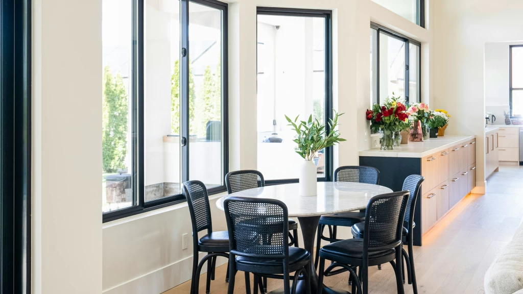 Adiós a lo Cuadrado: Mesas Redondas y Ovaladas Lideran la Decoración del Hogar en México para 2026, Optimizando Espacio y Aportando Elegancia