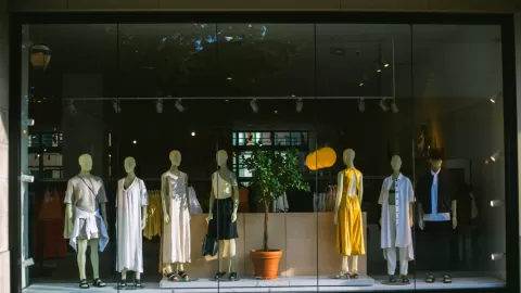 Primavera 2026: La Revolución Textil se Divide entre lo Hipernatural y lo Ultratecnológico, con Hombros Curvos y Pasteles Ácidos como Protagonistas