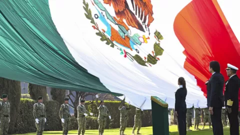 “México es dignidad, valentía y grandeza”: Presidenta Claudia Sheinbaum en ceremonia por el Día de la Bandera