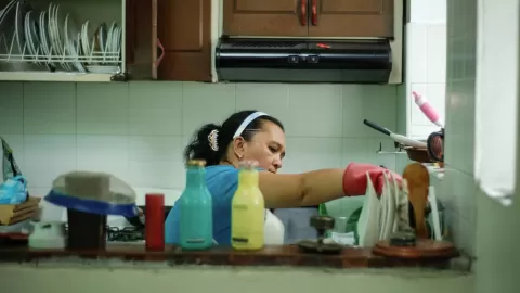 La Brecha de Género en el Hogar: Mujeres Dedican 17.4 Horas Más a Labores No Remuneradas