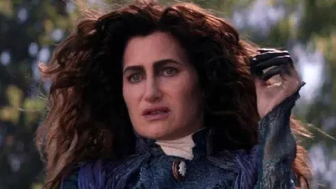 Kathryn Hahn será la icónica Madre Gothel en el live-action de 'Enredados' de Disney