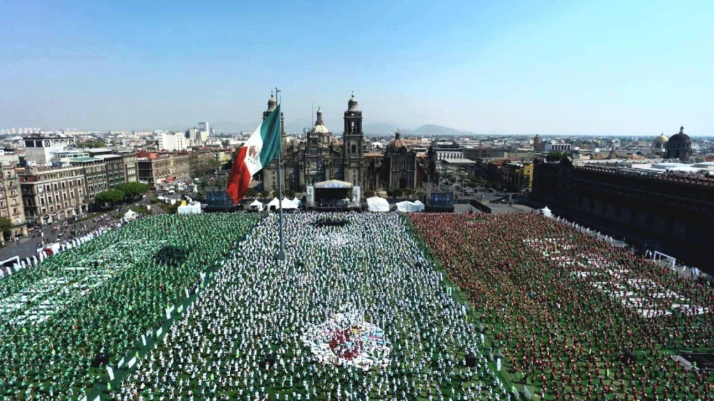 ¡Récord Guinness en el Zócalo! Ciudad de México alberga la clase de fútbol más grande del mundo con 9,500 participantes